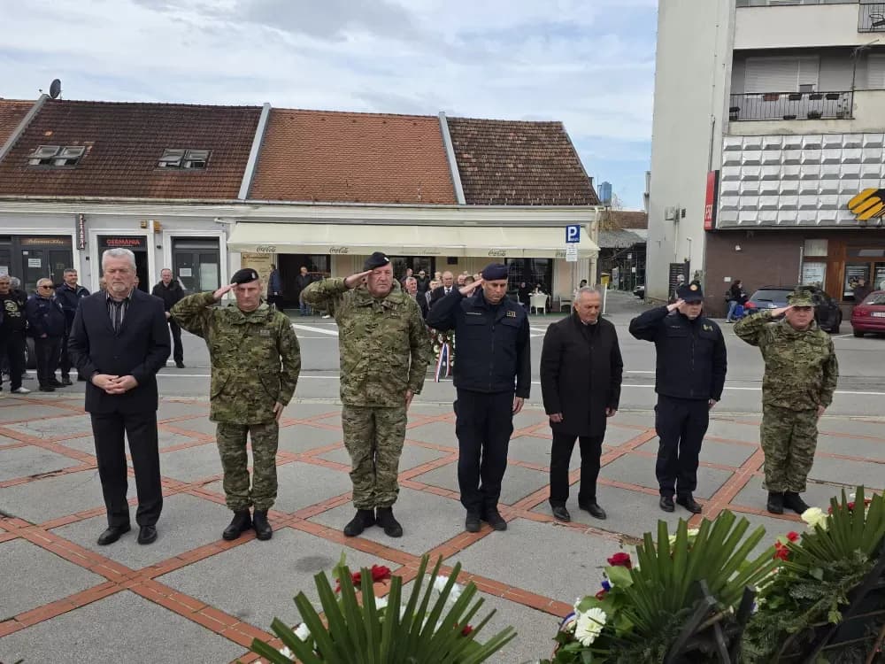 SVJETLO SJEĆANJA U POŽEGI: Odana počast žrtvama Vukovara, Škabrnje i svim hrvatskim braniteljima na Trgu 123. brigade