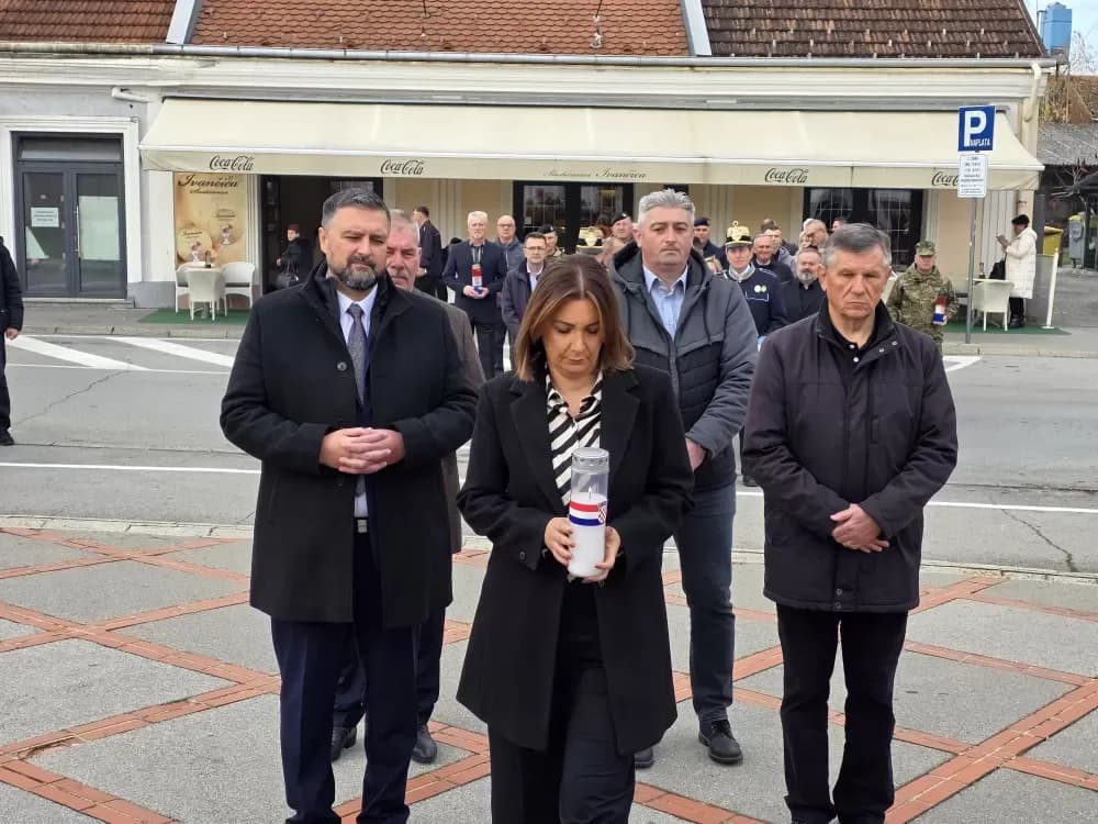 SVJETLO SJEĆANJA U POŽEGI: Odana počast žrtvama Vukovara, Škabrnje i svim hrvatskim braniteljima na Trgu 123. brigade