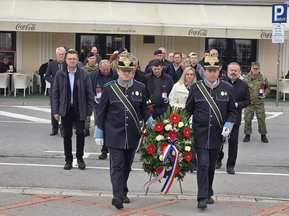 SVJETLO SJEĆANJA U POŽEGI: Odana počast žrtvama Vukovara, Škabrnje i svim hrvatskim braniteljima na Trgu 123. brigade