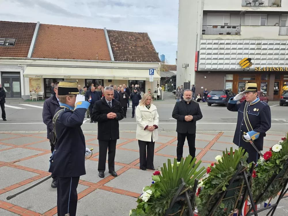 SVJETLO SJEĆANJA U POŽEGI: Odana počast žrtvama Vukovara, Škabrnje i svim hrvatskim braniteljima na Trgu 123. brigade