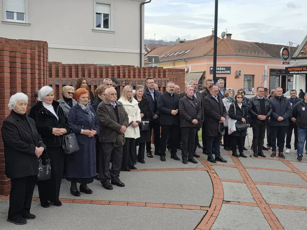 SVJETLO SJEĆANJA U POŽEGI: Odana počast žrtvama Vukovara, Škabrnje i svim hrvatskim braniteljima na Trgu 123. brigade