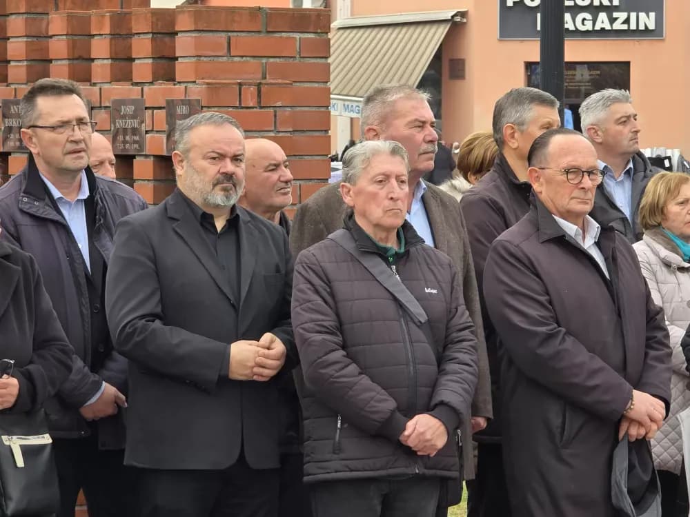 SVJETLO SJEĆANJA U POŽEGI: Odana počast žrtvama Vukovara, Škabrnje i svim hrvatskim braniteljima na Trgu 123. brigade