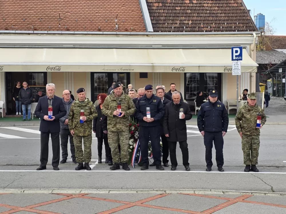 SVJETLO SJEĆANJA U POŽEGI: Odana počast žrtvama Vukovara, Škabrnje i svim hrvatskim braniteljima na Trgu 123. brigade