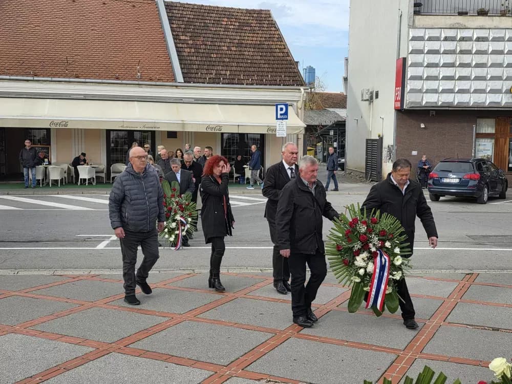 SVJETLO SJEĆANJA U POŽEGI: Odana počast žrtvama Vukovara, Škabrnje i svim hrvatskim braniteljima na Trgu 123. brigade