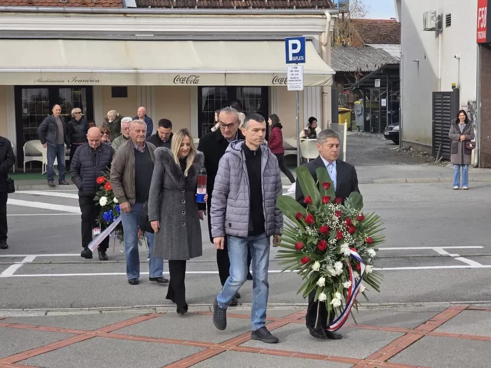 SVJETLO SJEĆANJA U POŽEGI: Odana počast žrtvama Vukovara, Škabrnje i svim hrvatskim braniteljima na Trgu 123. brigade