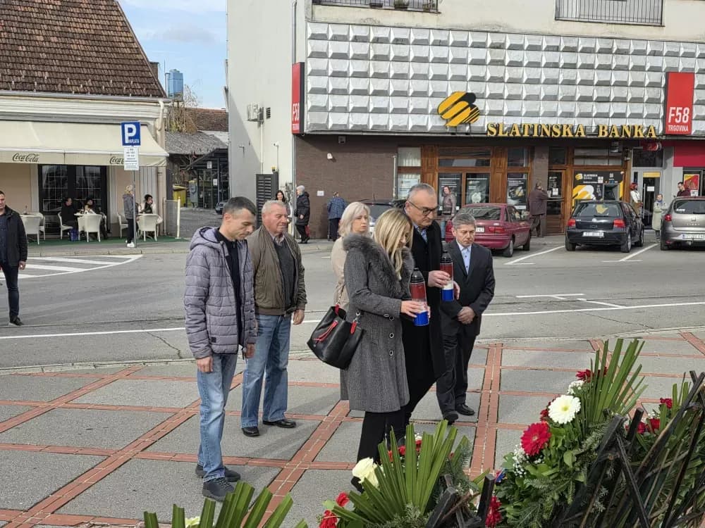 SVJETLO SJEĆANJA U POŽEGI: Odana počast žrtvama Vukovara, Škabrnje i svim hrvatskim braniteljima na Trgu 123. brigade