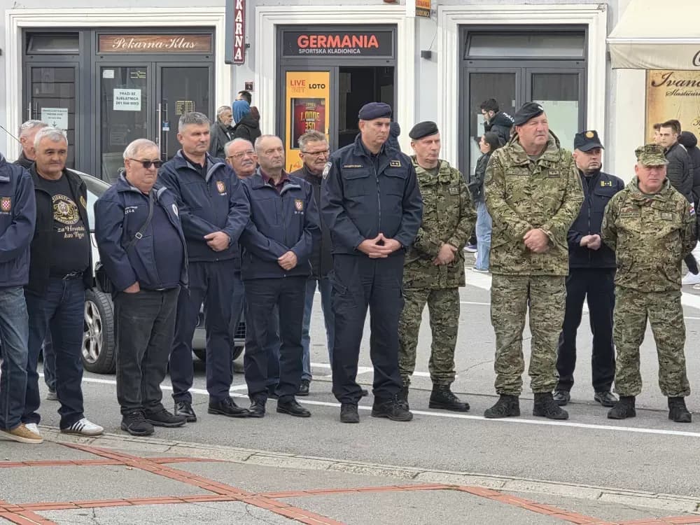 SVJETLO SJEĆANJA U POŽEGI: Odana počast žrtvama Vukovara, Škabrnje i svim hrvatskim braniteljima na Trgu 123. brigade