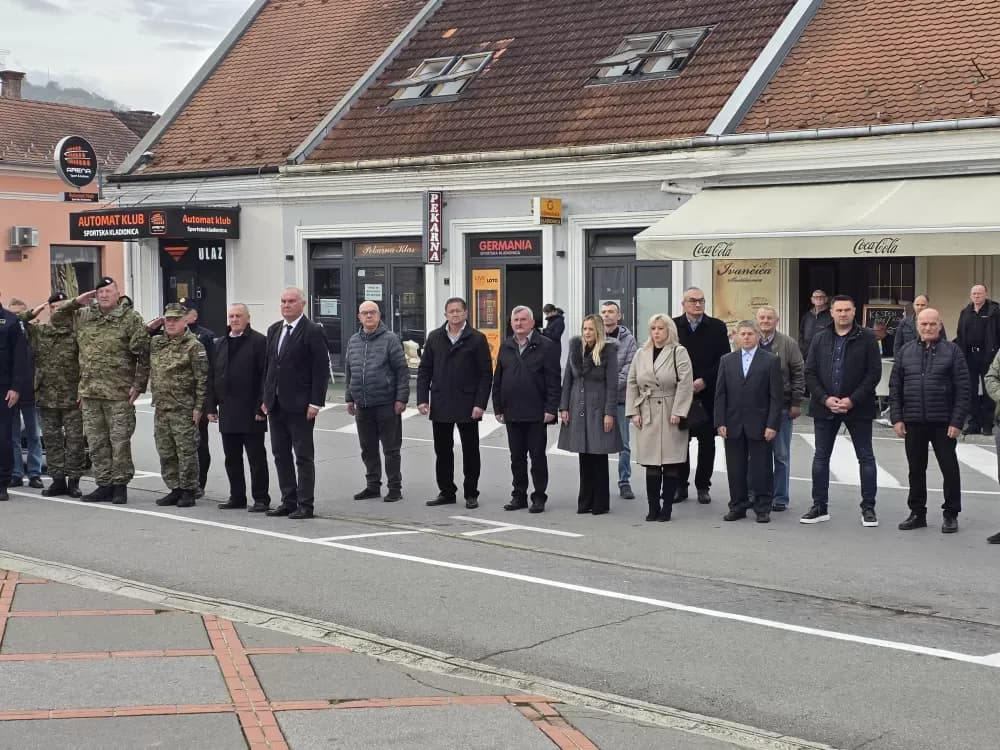 SVJETLO SJEĆANJA U POŽEGI: Odana počast žrtvama Vukovara, Škabrnje i svim hrvatskim braniteljima na Trgu 123. brigade