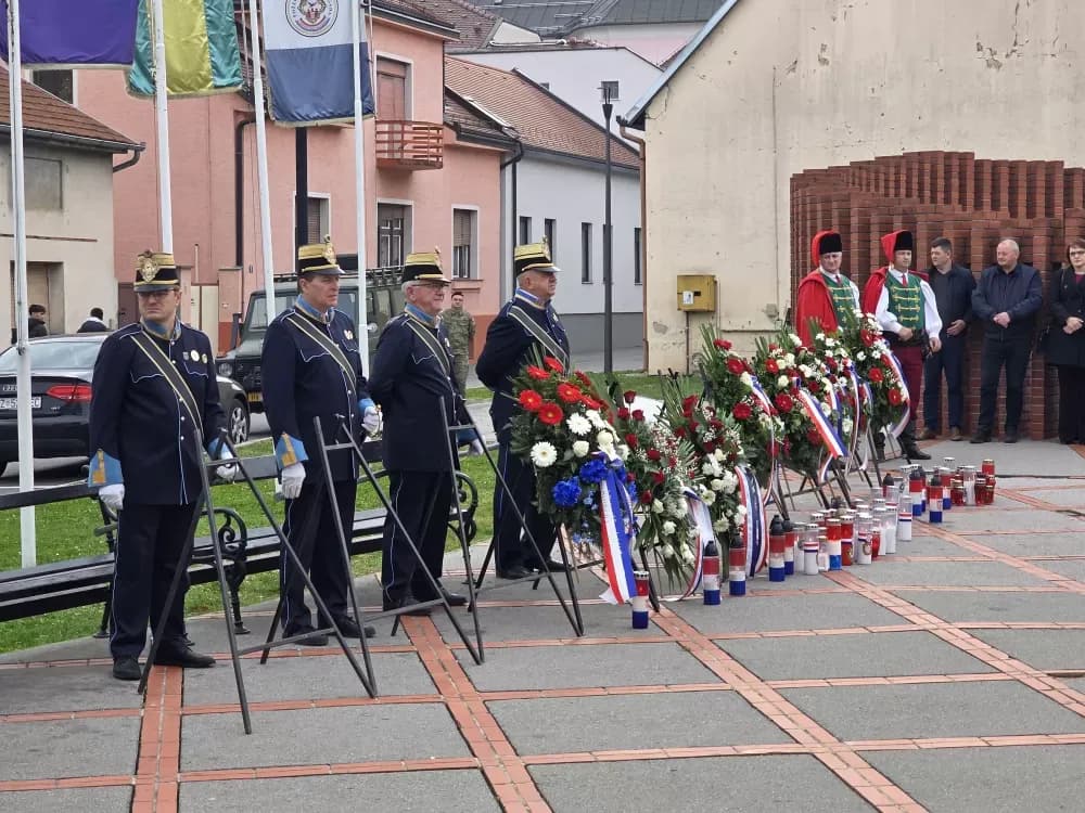 SVJETLO SJEĆANJA U POŽEGI: Odana počast žrtvama Vukovara, Škabrnje i svim hrvatskim braniteljima na Trgu 123. brigade