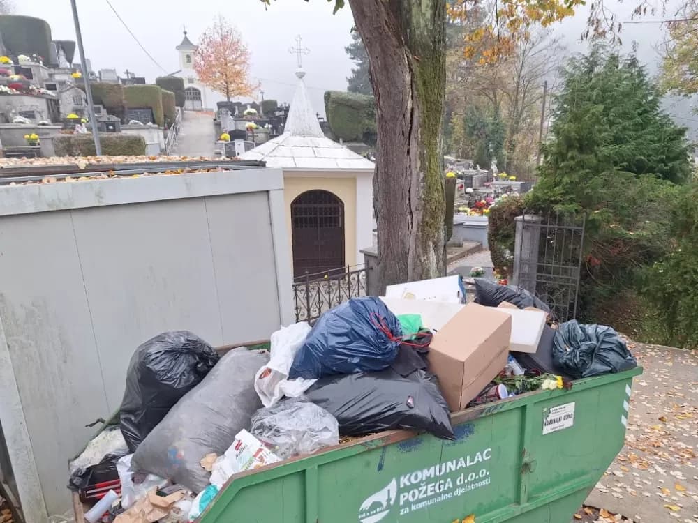 Smeće u kontejnerima pored groblja