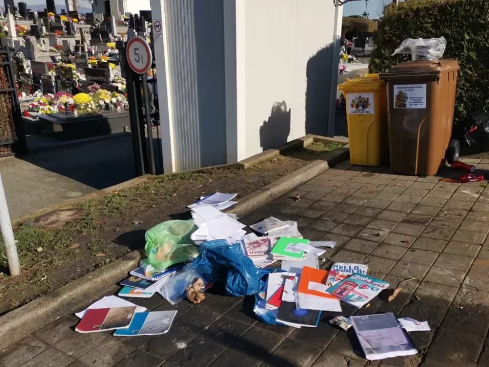 Smeće u kontejnerima pored groblja