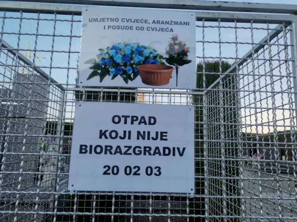 Sramota: Kontejneri uz groblja pretrpani kućnim i glomaznim otpadom