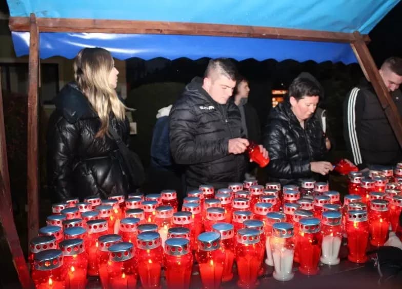 U gradskom središtu Pleternice zapaljeni brojni lampioni uz Dan sjećanja na žrtve Vukovara i Škabrnje