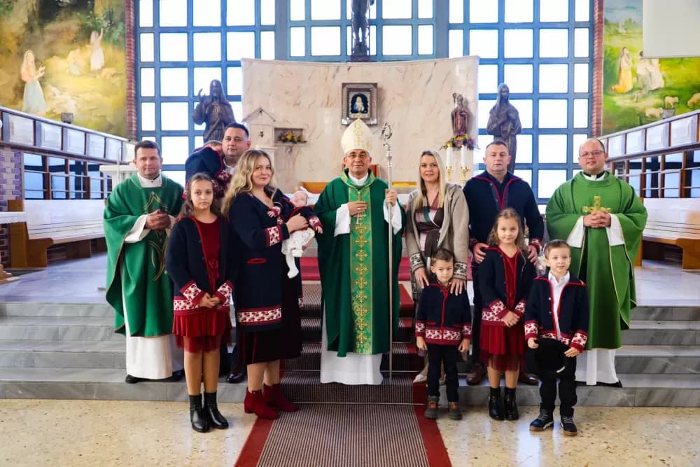 Peto dijete roditelja Stanišić iz Pleternice krstio biskup Ivo