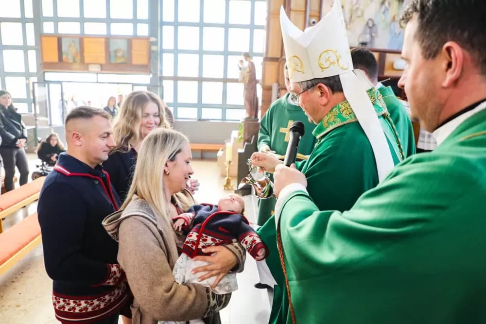 Peto dijete roditelja Stanišić iz Pleternice krstio biskup Ivo