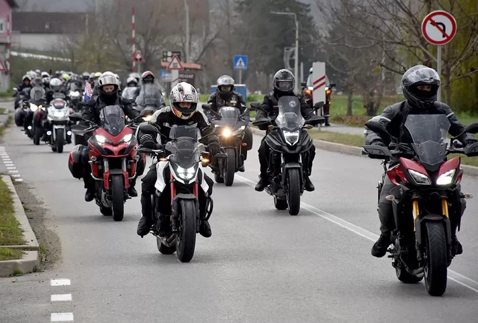TOPLINA ZAJEDNIŠTVA U ČAGLINU: Više od 800 sudionika moto-karavane Prevlaka–Vukovar dočekano s osmijehom, ponosom i zahvalnošću