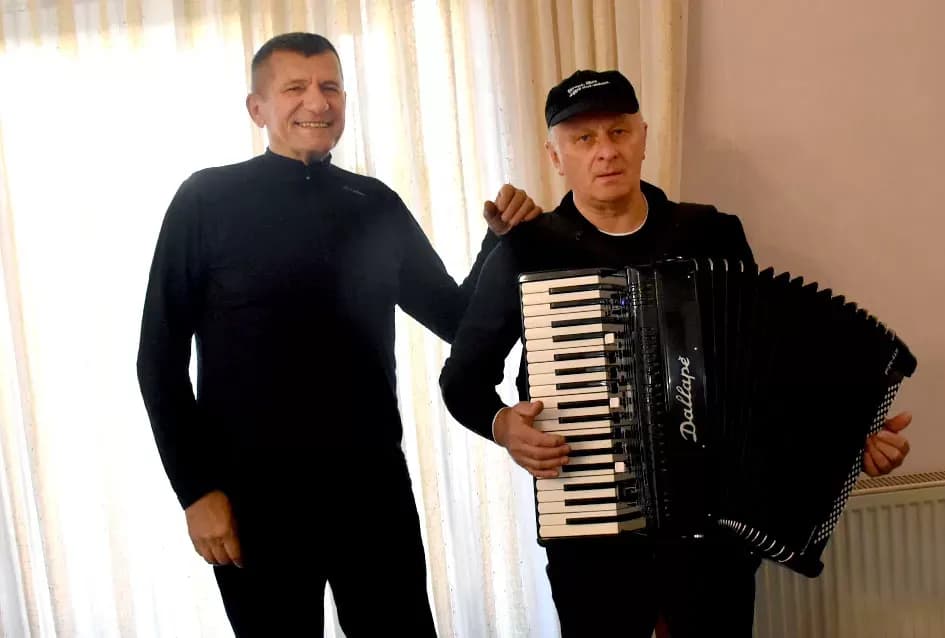 Iz tišine sela do svjetla pozornice ʼNikad nije kasnoʼ – Milanov glas ispisao novu glazbenu priču