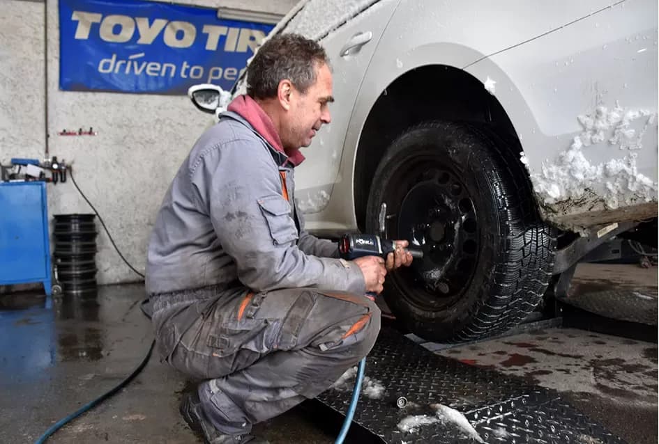 Prvi snijeg donio kaos na ceste, spas vozačima stiže iz Dervišage: U ʼAutoprometuʼ  Ivana Kvesića radi se kao na traci