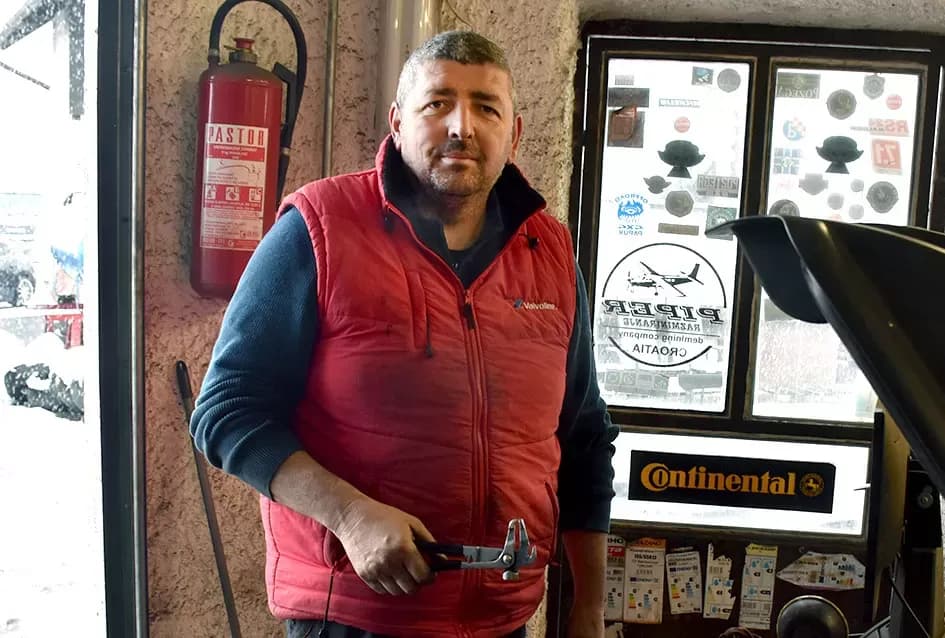 Prvi snijeg donio kaos na ceste, spas vozačima stiže iz Dervišage: U ʼAutoprometuʼ  Ivana Kvesića radi se kao na traci