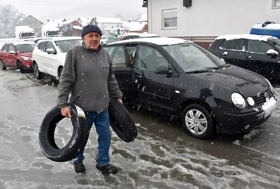 Prvi snijeg donio kaos na ceste, spas vozačima stiže iz Dervišage: U ʼAutoprometuʼ  Ivana Kvesića radi se kao na traci