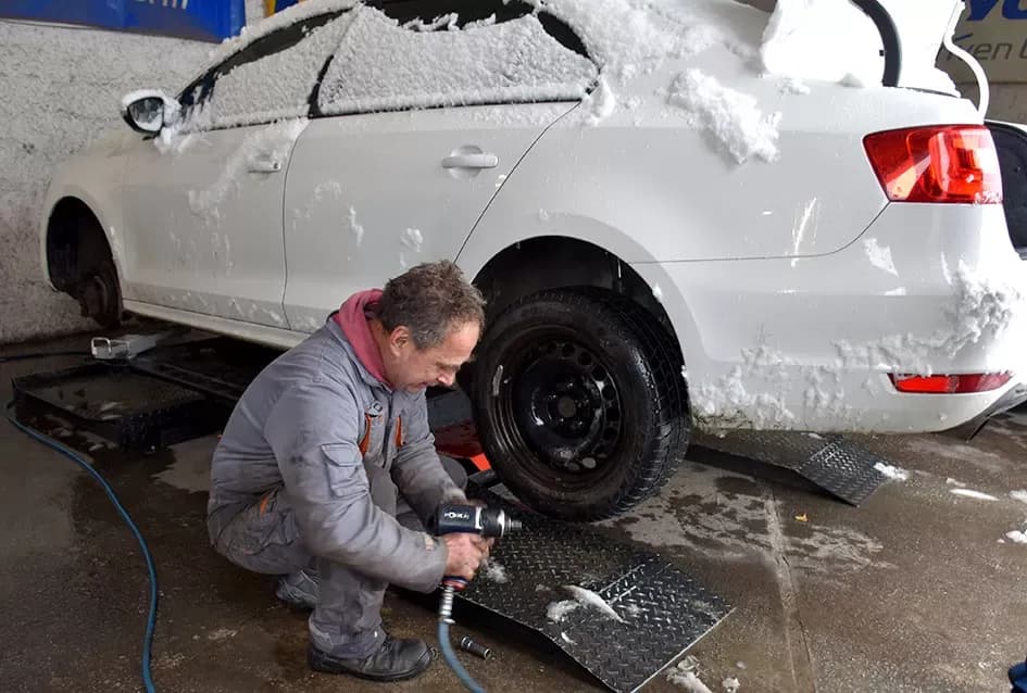 Prvi snijeg donio kaos na ceste, spas vozačima stiže iz Dervišage: U ʼAutoprometuʼ  Ivana Kvesića radi se kao na traci