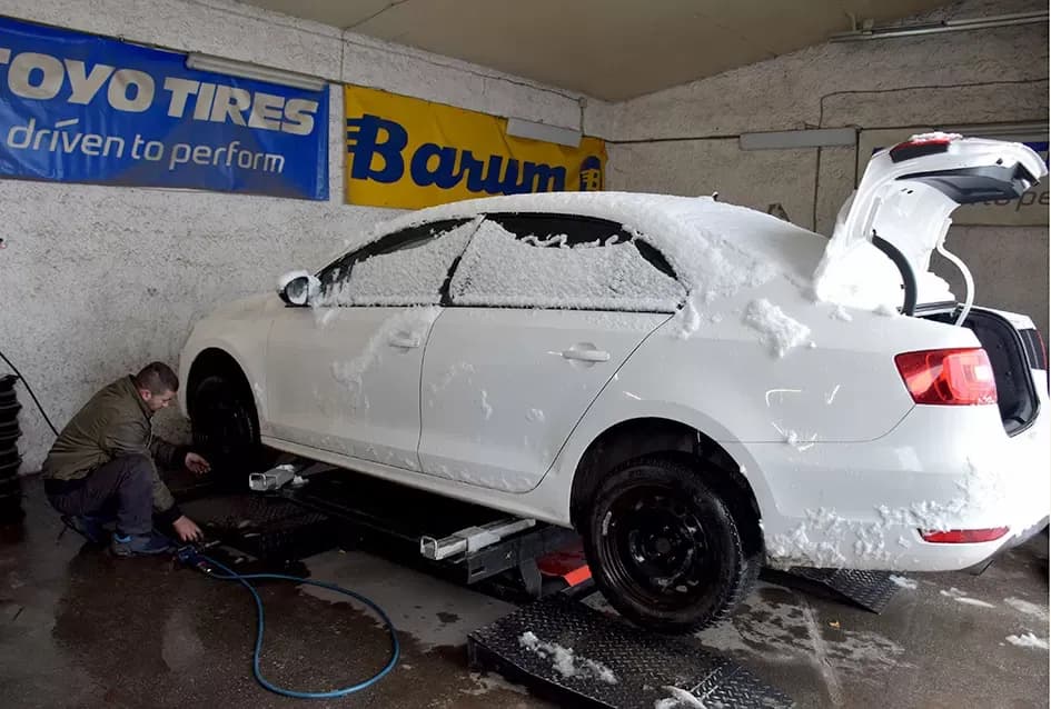 Prvi snijeg donio kaos na ceste, spas vozačima stiže iz Dervišage: U ʼAutoprometuʼ  Ivana Kvesića radi se kao na traci
