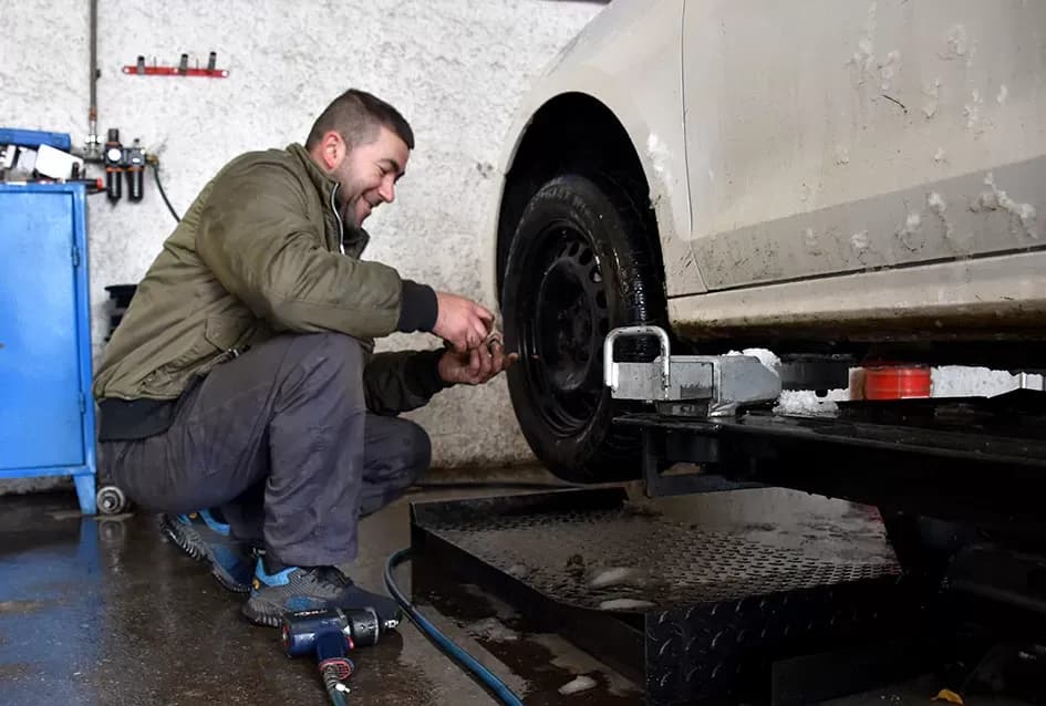 Prvi snijeg donio kaos na ceste, spas vozačima stiže iz Dervišage: U ʼAutoprometuʼ  Ivana Kvesića radi se kao na traci