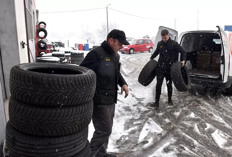 Prvi snijeg donio kaos na ceste, spas vozačima stiže iz Dervišage: U ʼAutoprometuʼ  Ivana Kvesića radi se kao na traci