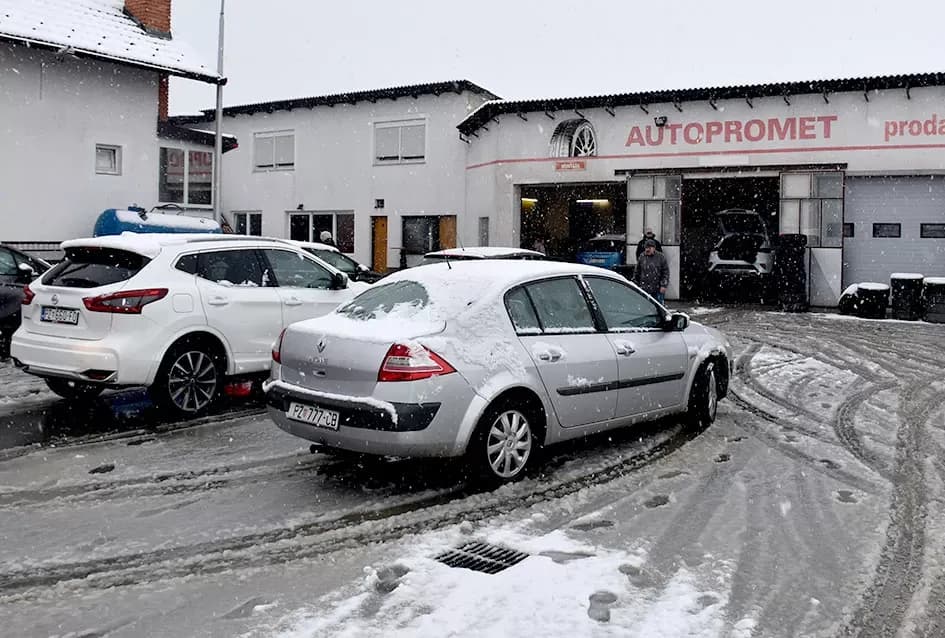 Prvi snijeg donio kaos na ceste, spas vozačima stiže iz Dervišage: U ʼAutoprometuʼ  Ivana Kvesića radi se kao na traci