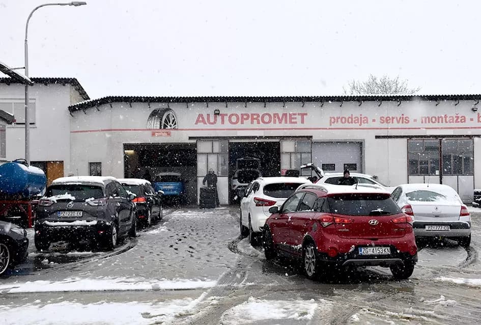 Prvi snijeg donio kaos na ceste, spas vozačima stiže iz Dervišage: U ʼAutoprometuʼ  Ivana Kvesića radi se kao na traci