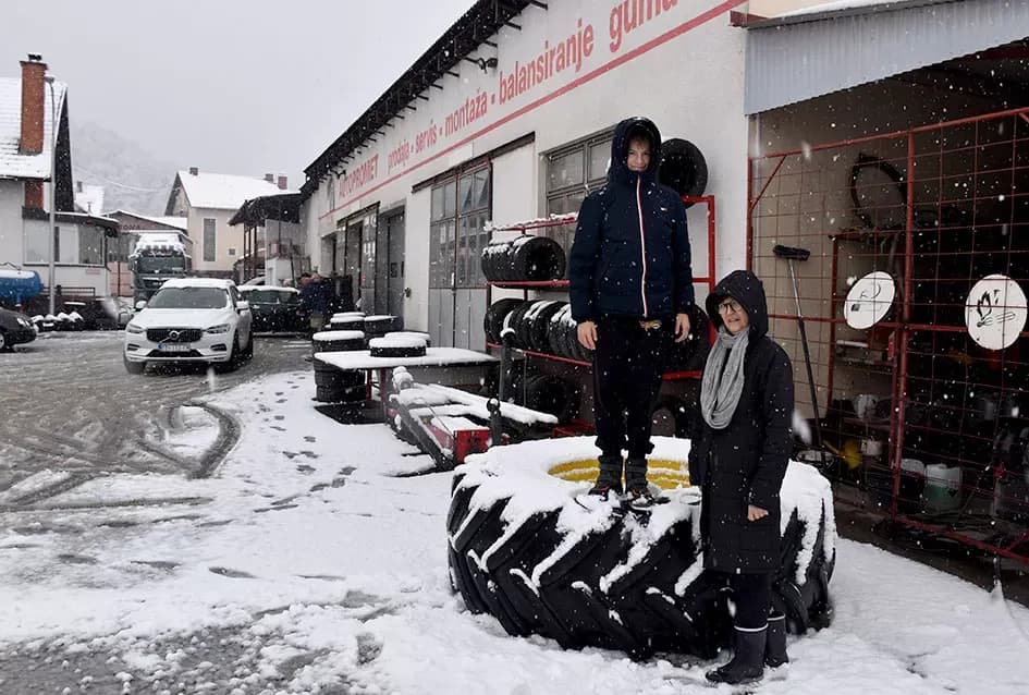 Prvi snijeg donio kaos na ceste, spas vozačima stiže iz Dervišage: U ʼAutoprometuʼ  Ivana Kvesića radi se kao na traci