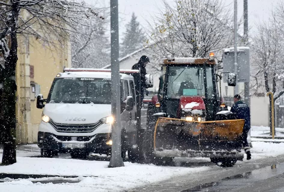 Snježna Požega: Najmlađi grade snjegoviće, a komunalci ʼpeglajuʼ ceste