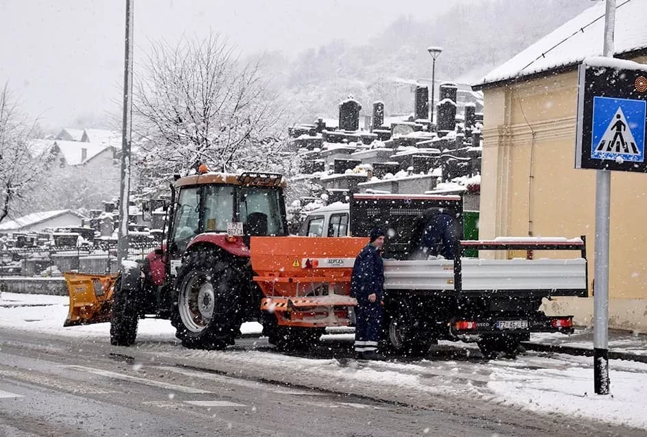 Snježna Požega: Najmlađi grade snjegoviće, a komunalci ʼpeglajuʼ ceste