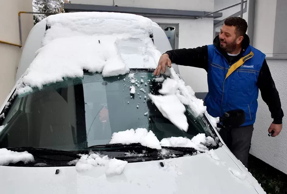 Snježna Požega: Najmlađi grade snjegoviće, a komunalci ʼpeglajuʼ ceste