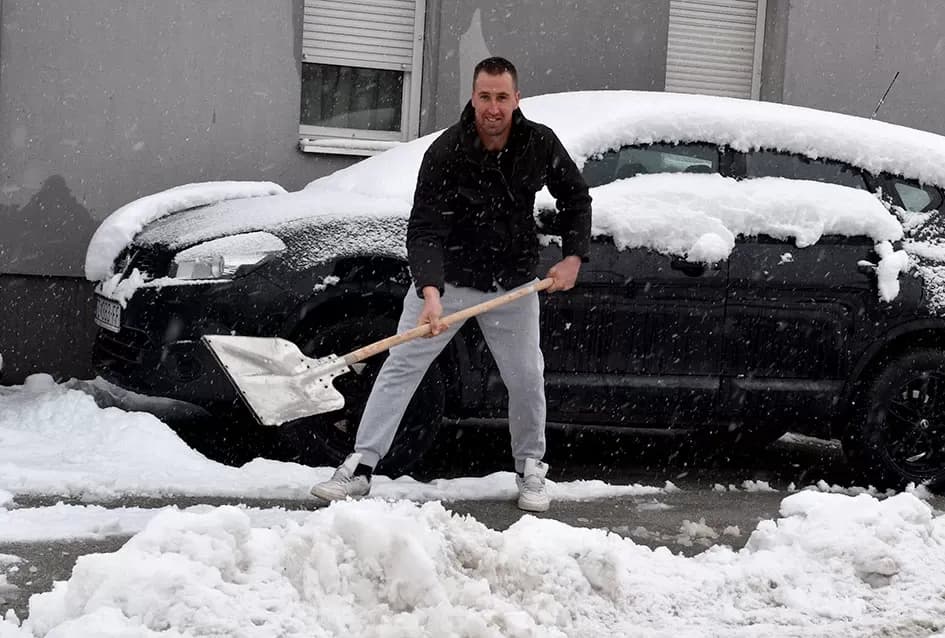 Snježna Požega: Najmlađi grade snjegoviće, a komunalci ʼpeglajuʼ ceste