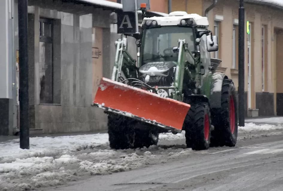 Snježna Požega: Najmlađi grade snjegoviće, a komunalci ʼpeglajuʼ ceste