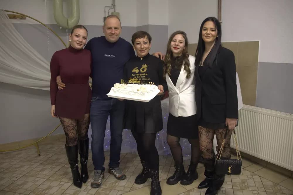 Supruzi Danijeli za rođendan kupio prikolicu za prijevoz drveta