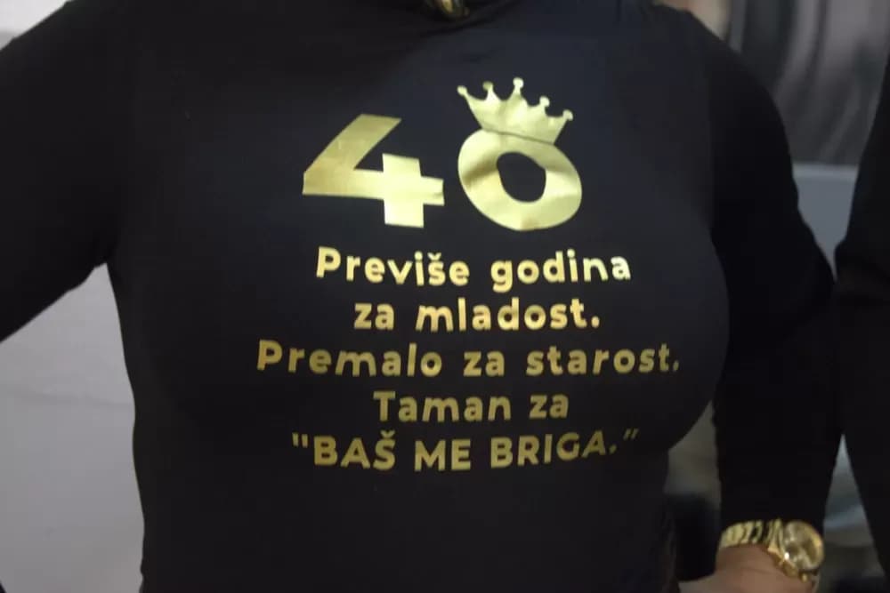 Supruzi Danijeli za rođendan kupio prikolicu za prijevoz drveta