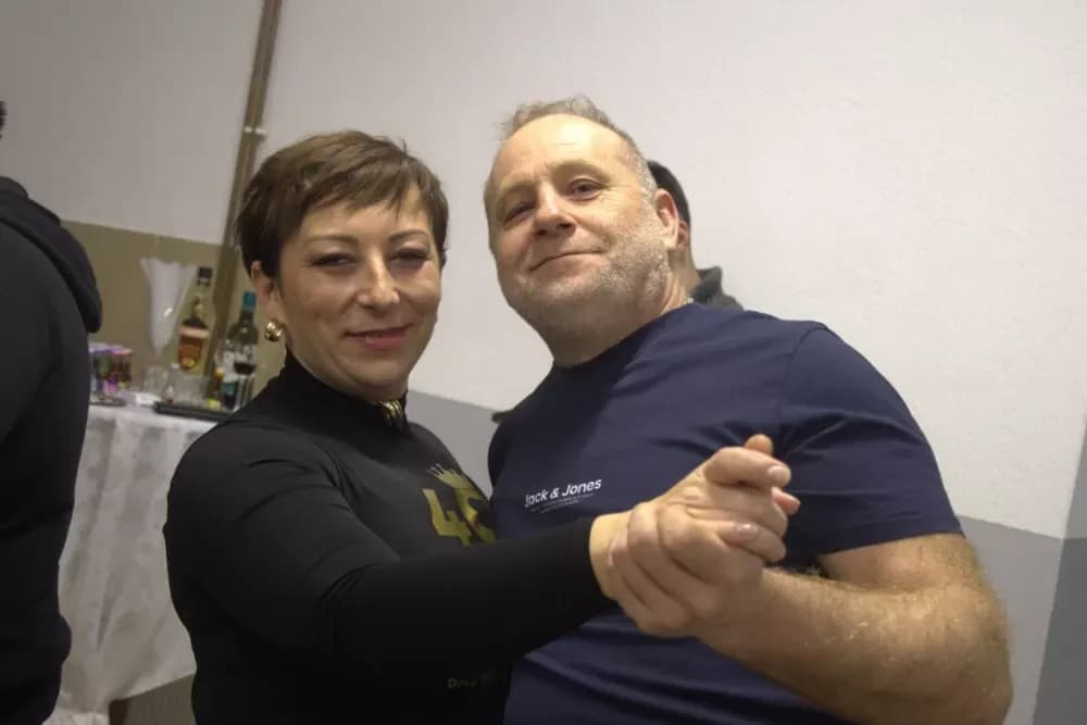 Supruzi Danijeli za rođendan kupio prikolicu za prijevoz drveta