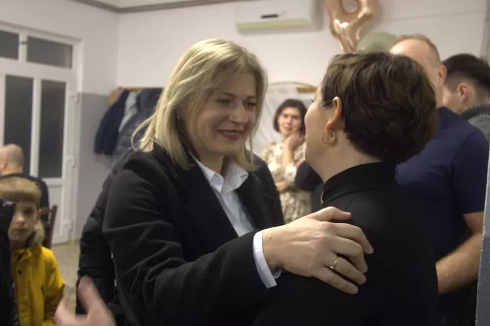 Supruzi Danijeli za rođendan kupio prikolicu za prijevoz drveta