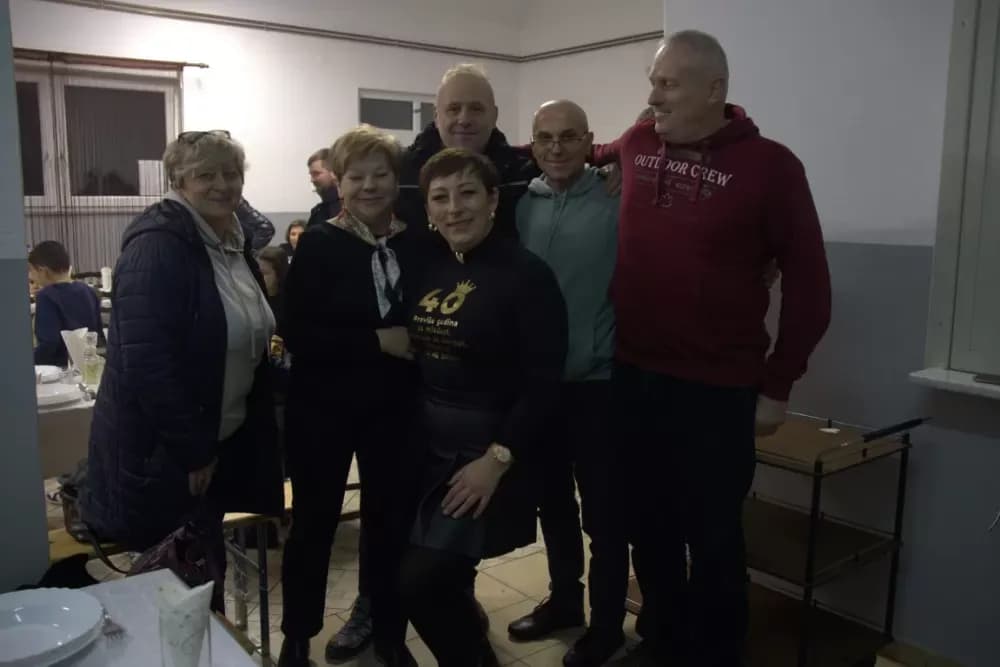 Supruzi Danijeli za rođendan kupio prikolicu za prijevoz drveta