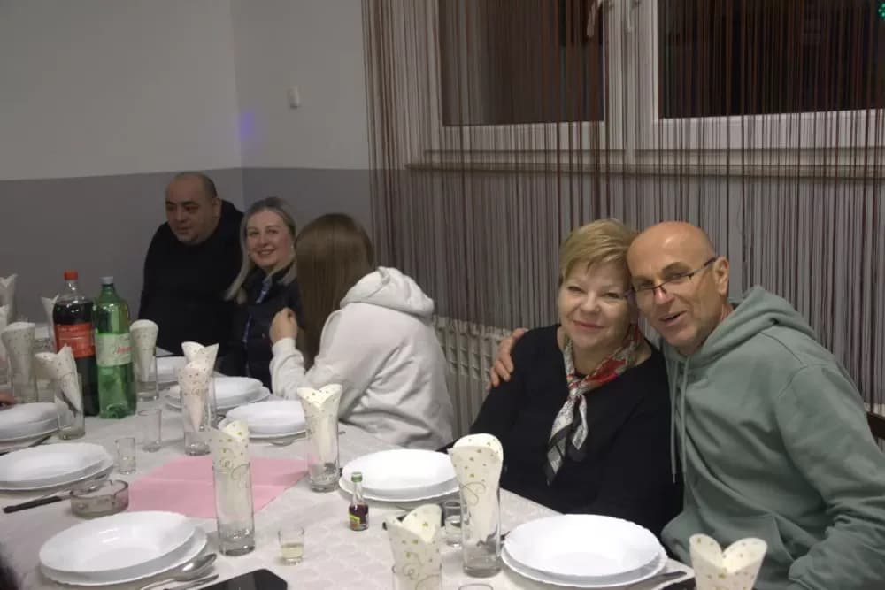Supruzi Danijeli za rođendan kupio prikolicu za prijevoz drveta