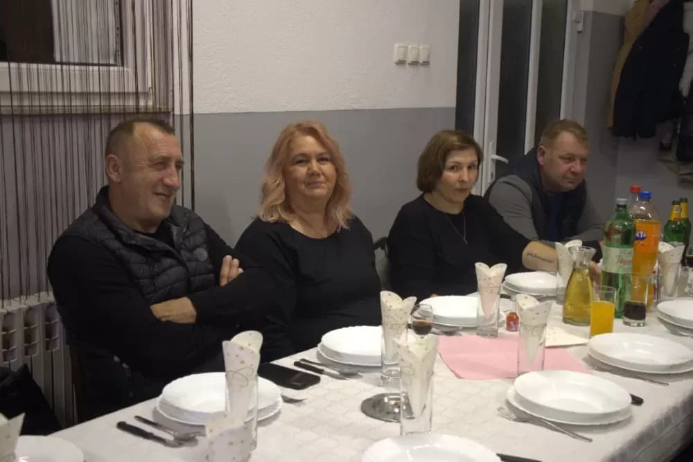 Supruzi Danijeli za rođendan kupio prikolicu za prijevoz drveta