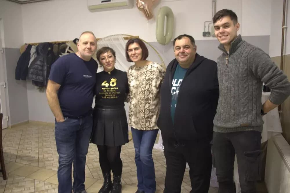 Supruzi Danijeli za rođendan kupio prikolicu za prijevoz drveta