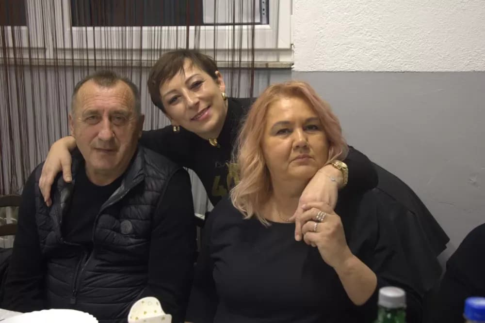 Supruzi Danijeli za rođendan kupio prikolicu za prijevoz drveta