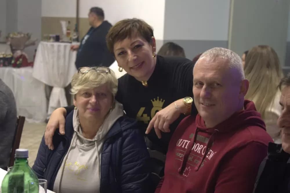 Supruzi Danijeli za rođendan kupio prikolicu za prijevoz drveta