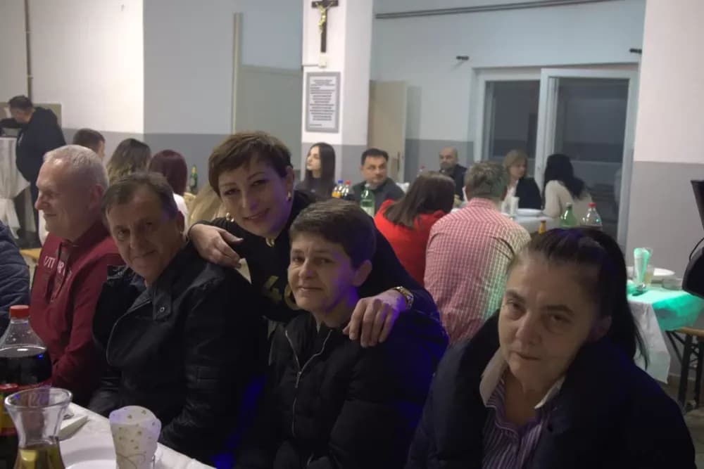 Supruzi Danijeli za rođendan kupio prikolicu za prijevoz drveta