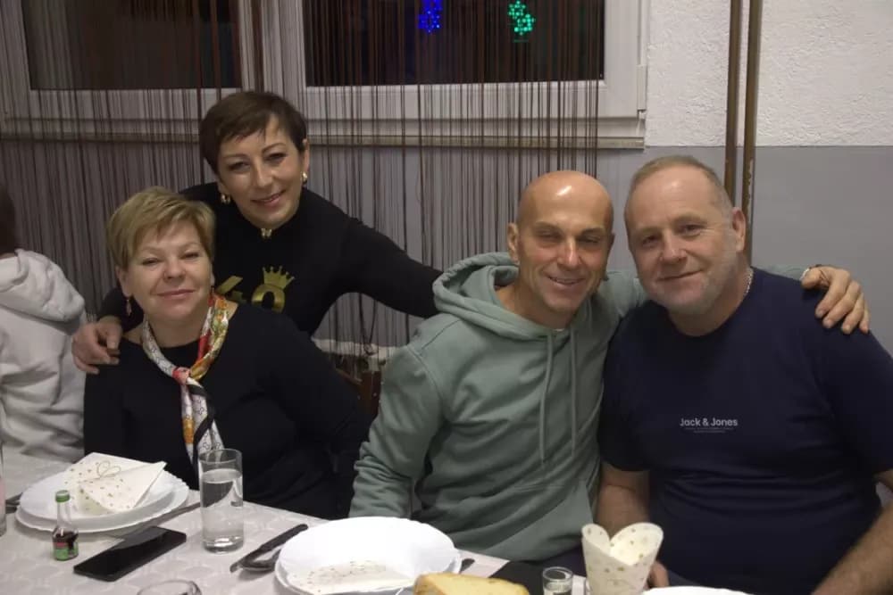 Supruzi Danijeli za rođendan kupio prikolicu za prijevoz drveta
