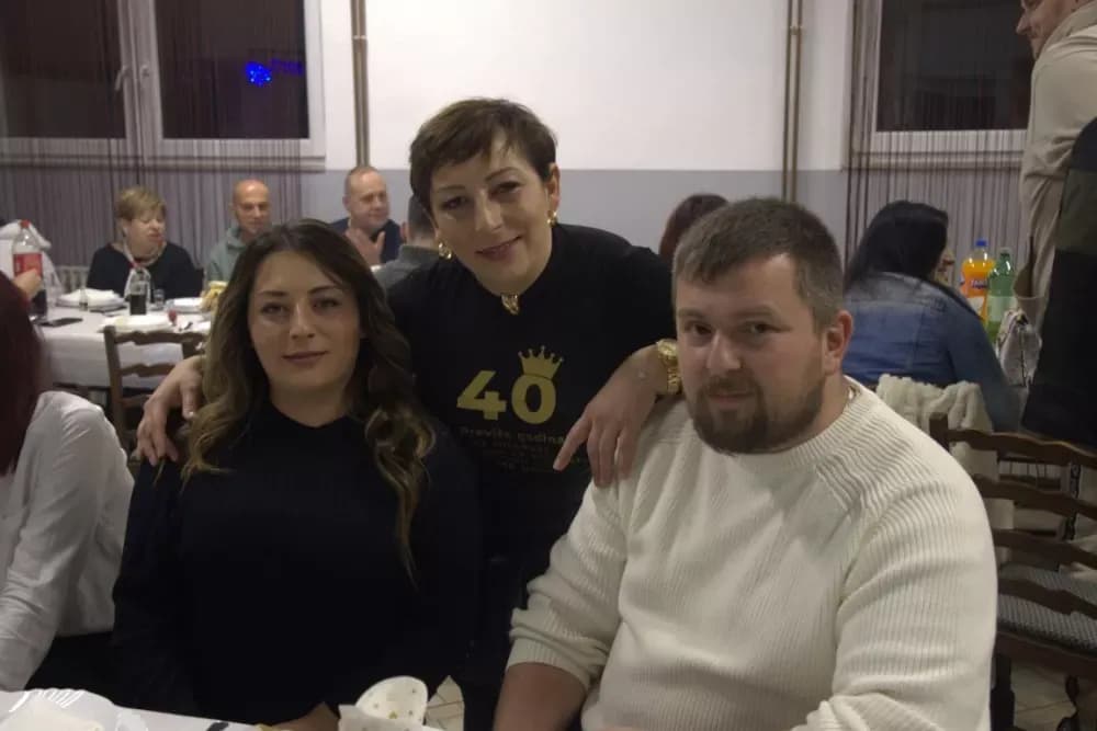 Supruzi Danijeli za rođendan kupio prikolicu za prijevoz drveta