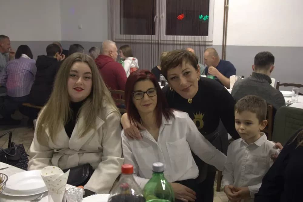 Supruzi Danijeli za rođendan kupio prikolicu za prijevoz drveta